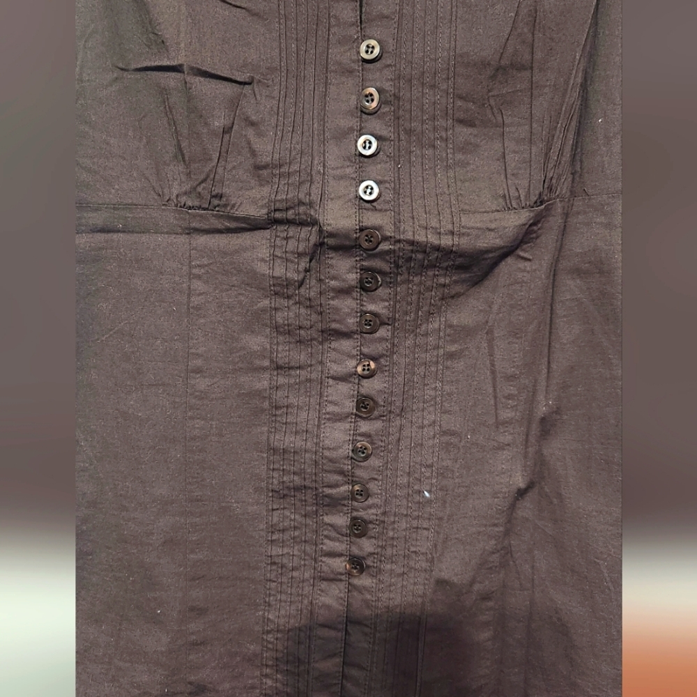 Sleeveless Button-Up Top - Picture 2 of 2